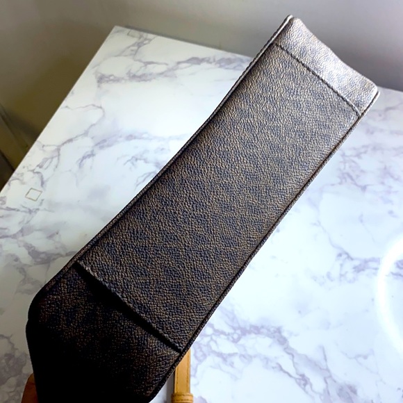 MICHAEL KORS JET SET TRAVEL MESSENGER BAG - Picture 8 of 13